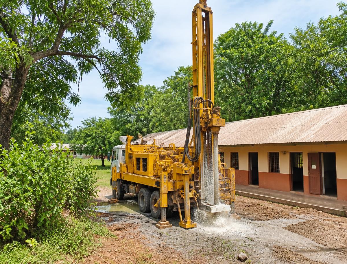 Perforadora de pozos en un proyecto rural